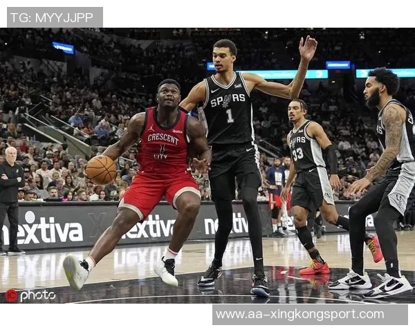 锡安半场表现平平8投4中贡献10分5篮板5助攻正负值惨淡15引发关注