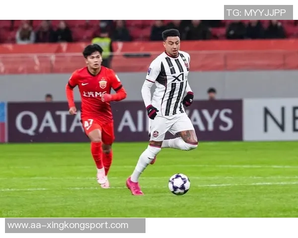 张琳芃与林加德场上冲突激烈主裁判果断出示黄牌警告两人